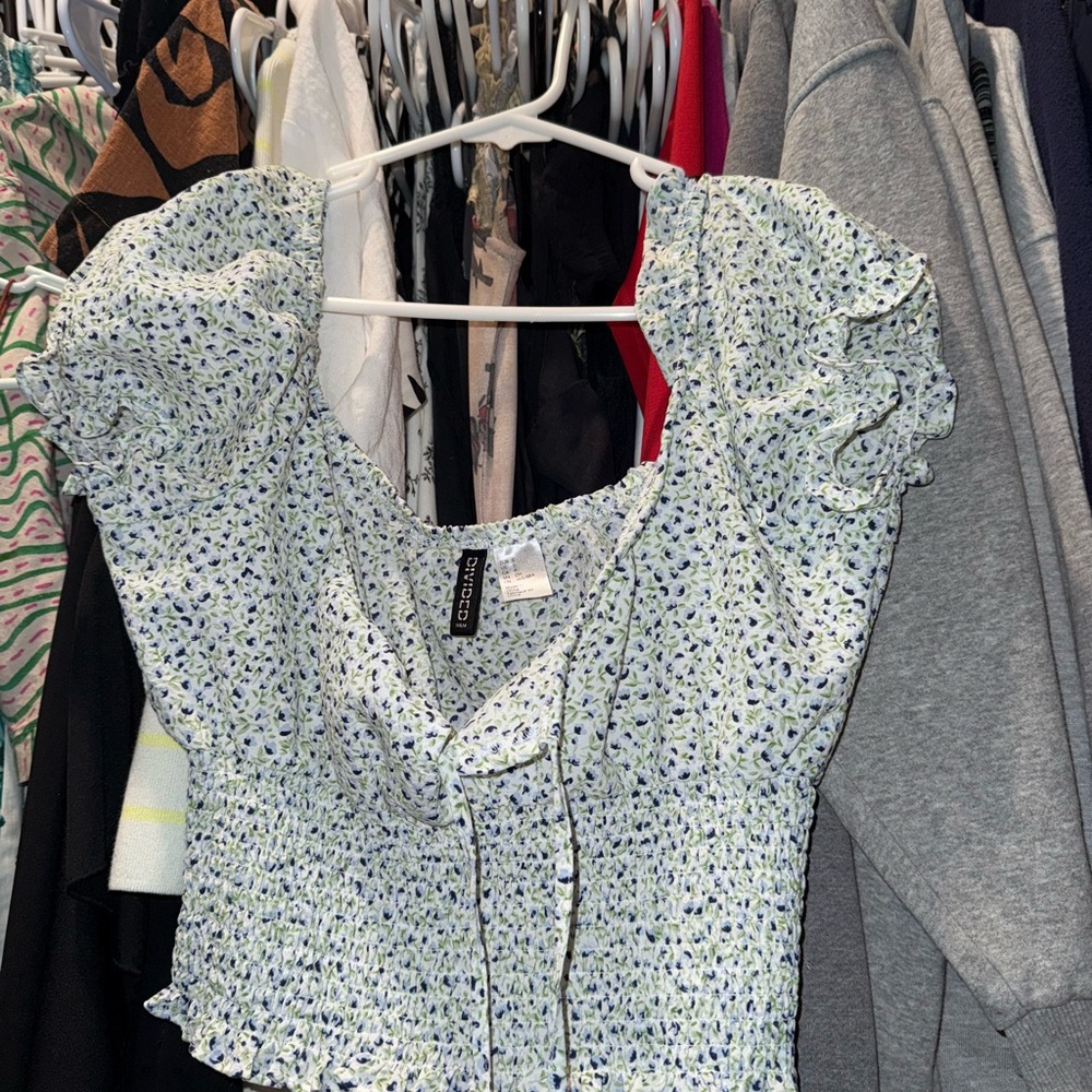 H&M Silver and White Ruffled Cap Sleeve Blouse